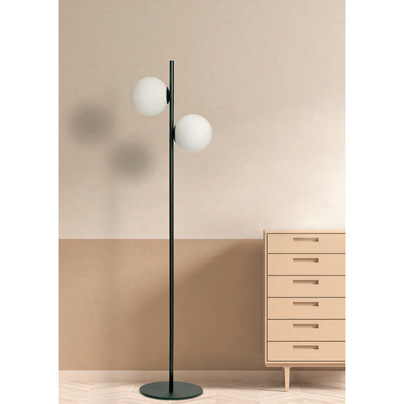 Lampada da terra a due luci in vetro soffiato bianco e struttura nera opaca